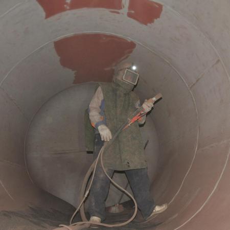 Внутренняя пескоструйная очистка промышленного резервуара